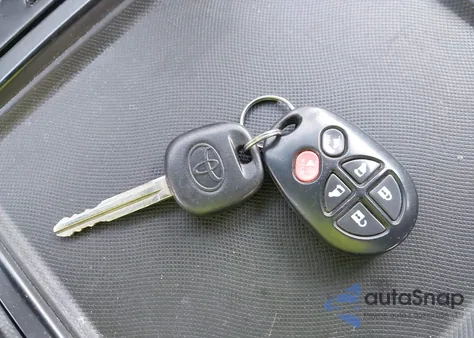 2015 Toyota Sienna Se 8 Passenger z USA, uszkodzony, nr VIN 5TDXK3DC5FS640306